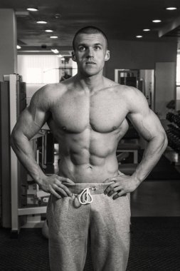 Spor salonunda vücut geliştirme