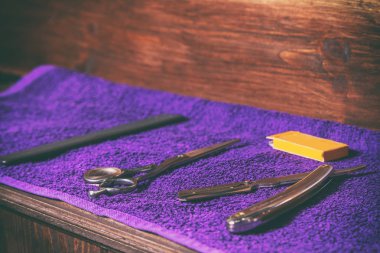 Araçlar Kuaför. Berber araçlar ahşap arka plan üzerinde