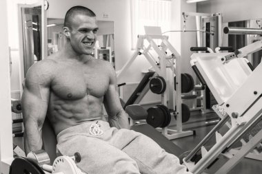 Spor salonunda vücut geliştirme