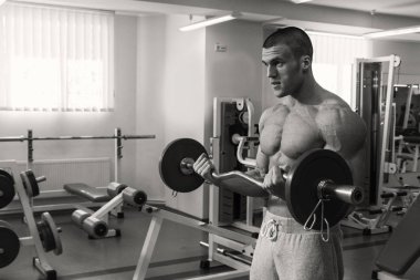 Spor salonunda vücut geliştirme