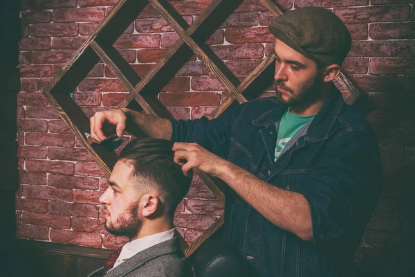 Fryzura mężczyzn fryzjera. Salon fryzjerski dla mężczyzn; fryzjerzy. — Zdjęcie stockowe