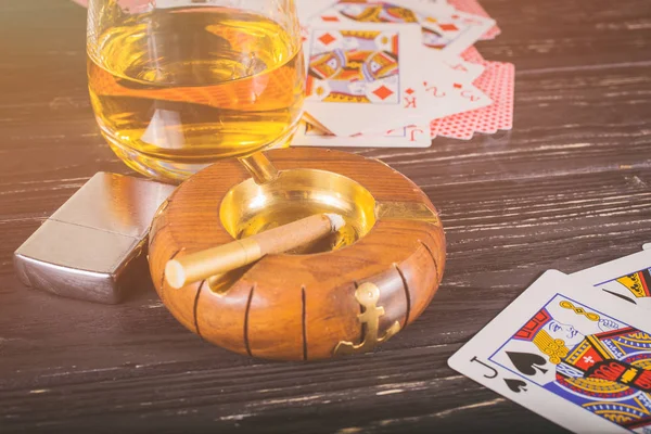 Fundo de poker em uma mesa de madeira . — Fotografia de Stock