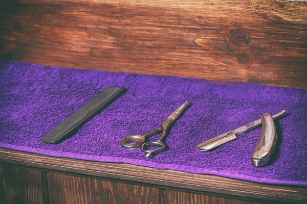 Hulpprogramma's kappers. Barber Tools op een houten achtergrond — Stockfoto