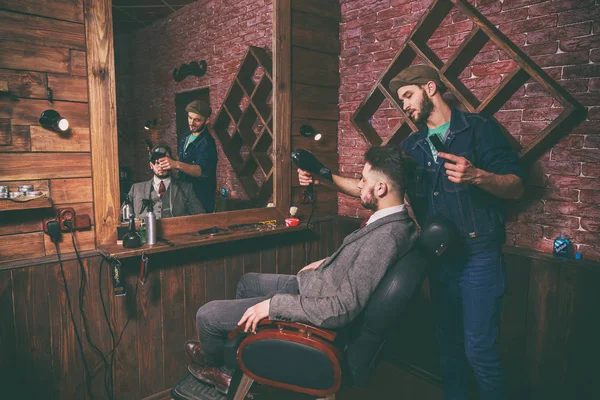 发型男士理发店。男士美发师;理发师. — 图库照片