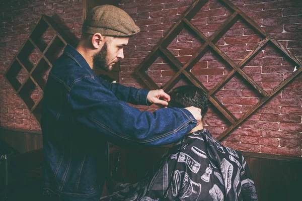 Homens de corte de cabelo Barbearia. Cabeleireiros masculinos; barbeiros . — Fotografia de Stock