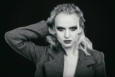 şık sarışın paltolu. moda fotoğraf