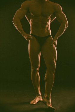 Siyah bir arka plan üzerinde kas, kabartma vücut geliştirmeci