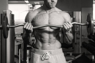 Spor salonunda vücut geliştirme