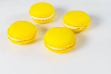 Masada çok renkli macaroons ..