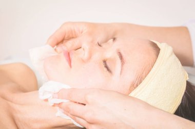 Kozmetik enjeksiyon spa salonda. Güzellik uzmanı hastanın yüz içine enjeksiyon yapar.