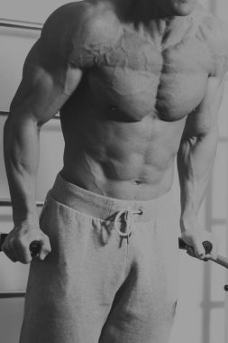 Spor salonunda vücut geliştirme