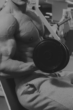 Spor salonunda vücut geliştirme