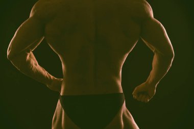Siyah bir arka plan üzerinde kas, kabartma vücut geliştirmeci