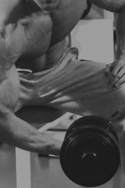 Spor salonunda vücut geliştirme