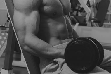 Spor salonunda vücut geliştirme