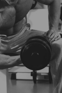 Spor salonunda vücut geliştirme