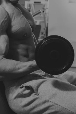 Spor salonunda vücut geliştirme