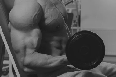 Spor salonunda vücut geliştirme