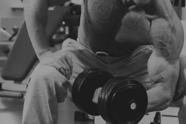 Spor salonunda vücut geliştirme