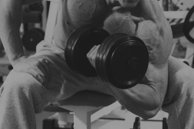 Spor salonunda vücut geliştirme