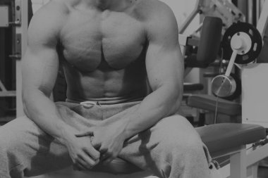 Spor salonunda vücut geliştirme