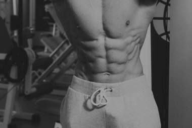 Spor salonunda vücut geliştirme