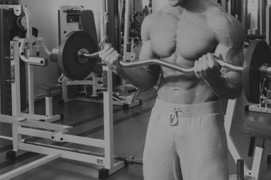 Spor salonunda vücut geliştirme