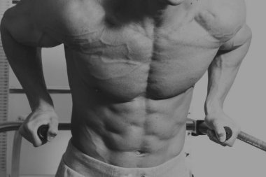 Spor salonunda vücut geliştirme