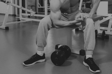 Spor salonunda vücut geliştirme