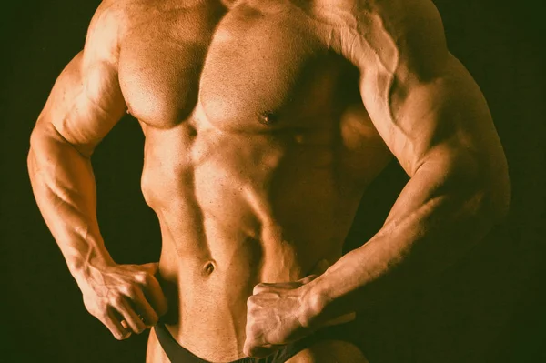 Muskulös, lättnad bodybuilder på svart bakgrund — Stockfoto