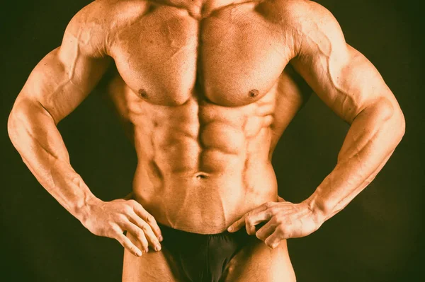 Muscular, levantador de pesas en relieve sobre un fondo negro — Foto de Stock