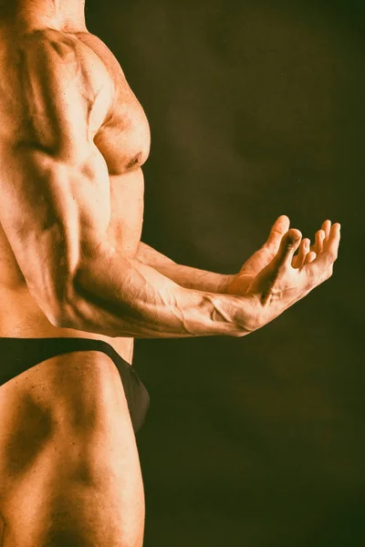 Siyah bir arka plan üzerinde kas, kabartma vücut geliştirmeci — Stok fotoğraf
