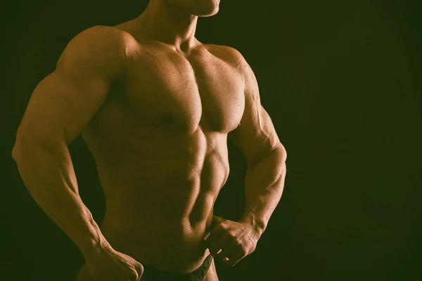 Musclé, bodybuilder relief sur fond noir — Photo
