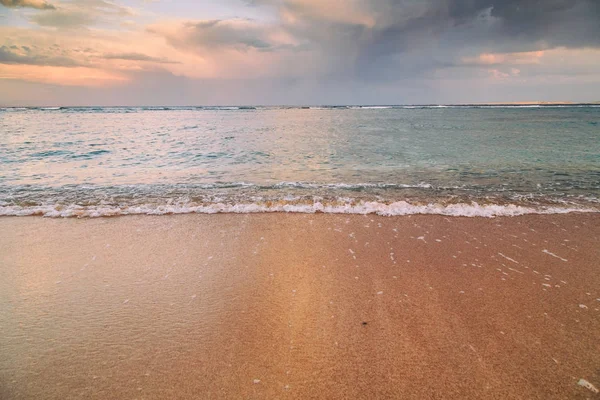 Conchas y coral en el mar — Foto de Stock