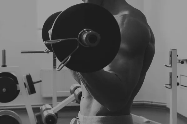 Entrenamiento de fuerza en el gimnasio — Foto de Stock