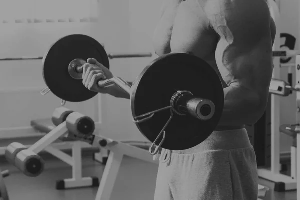 Entrenamiento de fuerza en el gimnasio — Foto de Stock