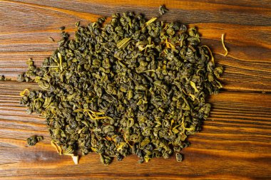 Ahşap arka planda yeşil çay