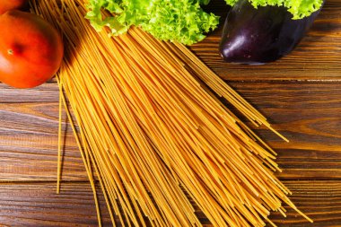 Spagetti ve sebze ahşap arka plan üzerinde