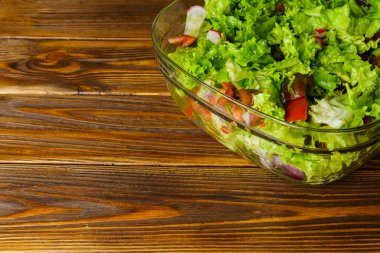 Ahşap bir zemin üzerine yeşil sebze salatası