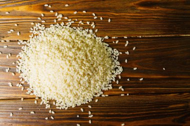 ahşap bir arka plan üzerinde pirinç