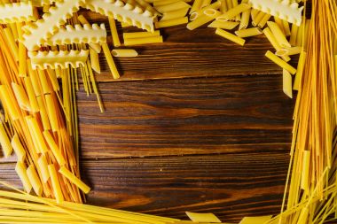 Ahşap bir masa üzerinde makarna