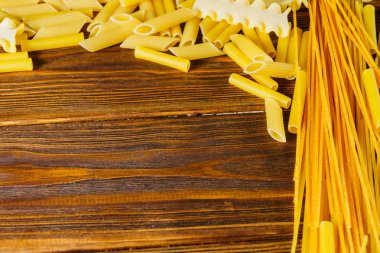 Ahşap bir masa üzerinde makarna