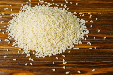 ahşap bir masa üzerinde pirinç