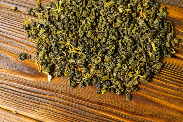 Chá verde em um fundo de madeira — Fotografia de Stock
