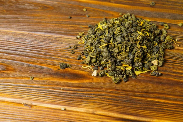 Grüner Tee auf einem hölzernen Hintergrund — Stockfoto