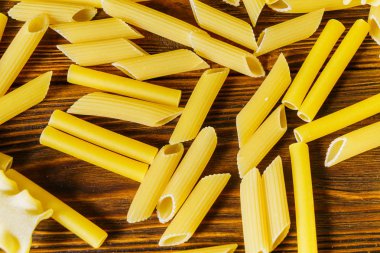 Ahşap bir masa üzerinde makarna