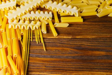 Ahşap bir masa üzerinde makarna