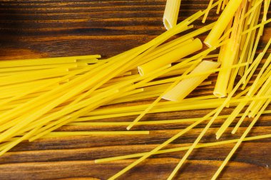 Ahşap bir masa üzerinde makarna