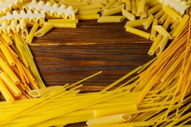 Ahşap bir masa üzerinde makarna