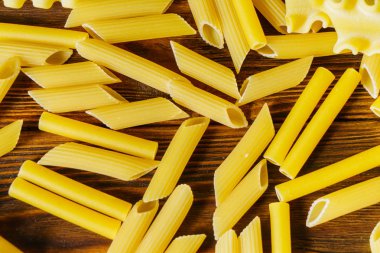 Ahşap bir masa üzerinde makarna